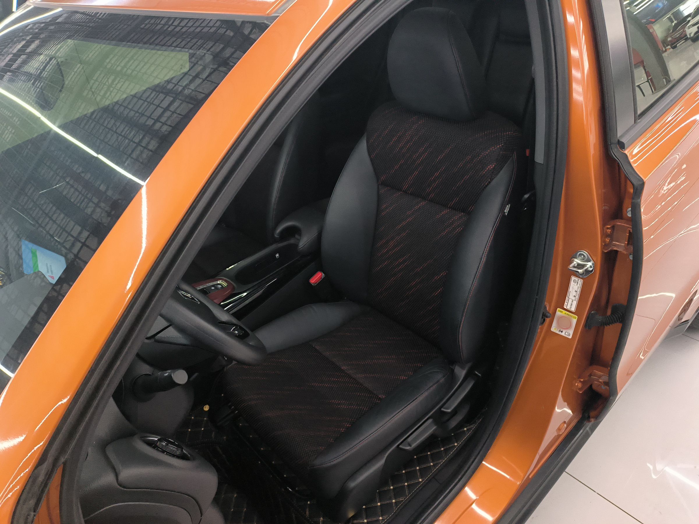 المقاعد الأمامية داخل السيارة