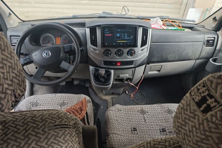 Used Dongfeng Yufeng 2020 2.3T Economy Standard Edition Logistics Vehicle Short Wheelbase Mid-Roof Design 5-9 Seats WP2.3 Center Console