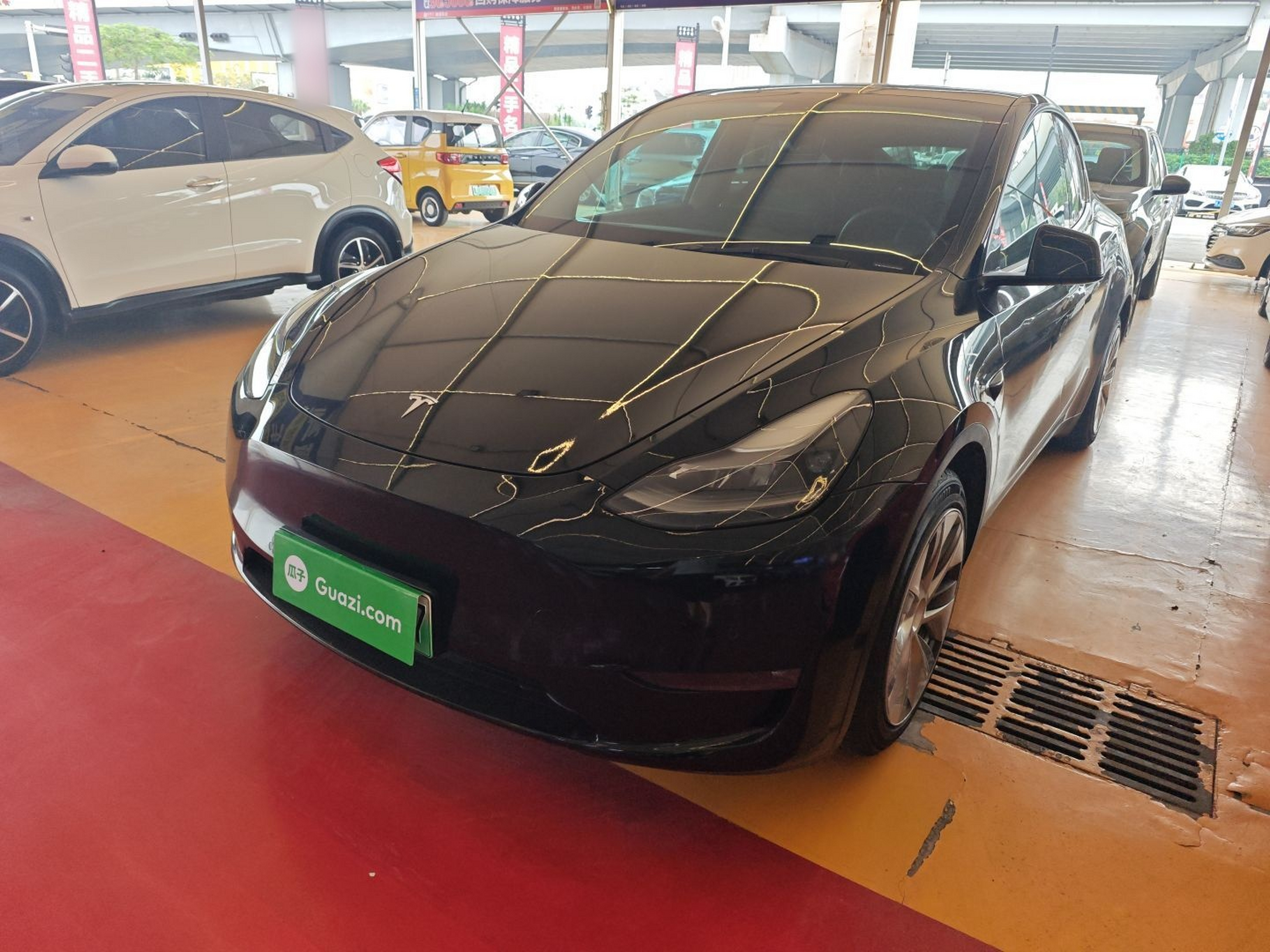 تحت مقدمة السيارة