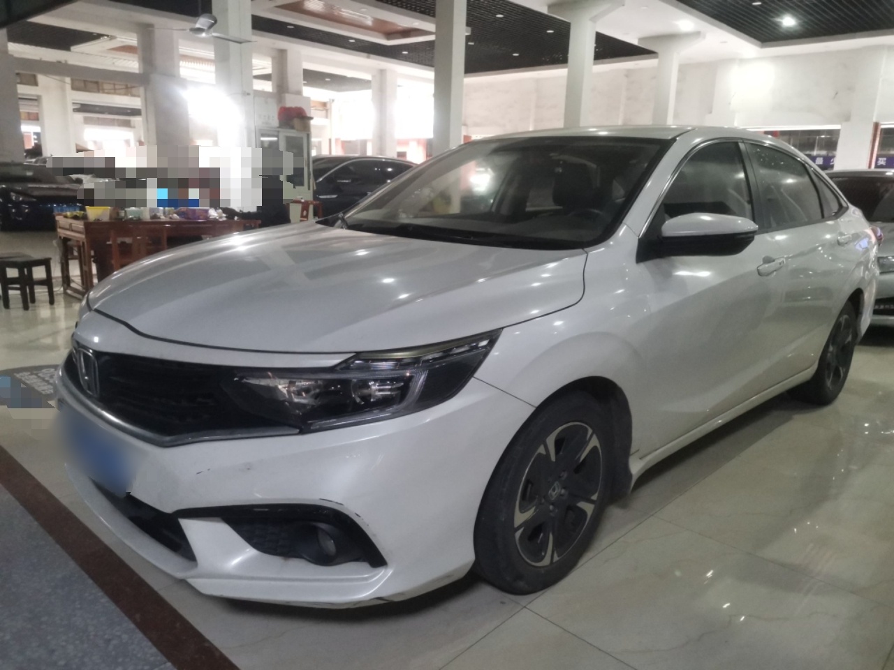 تحت مقدمة السيارة