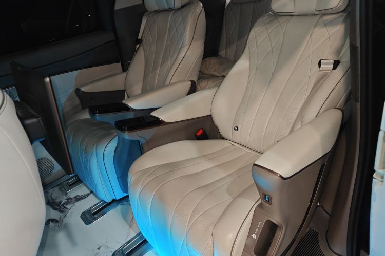 Used Denza D9 2022 DM-i 970 Four-Wheel Drive Prestige Model
