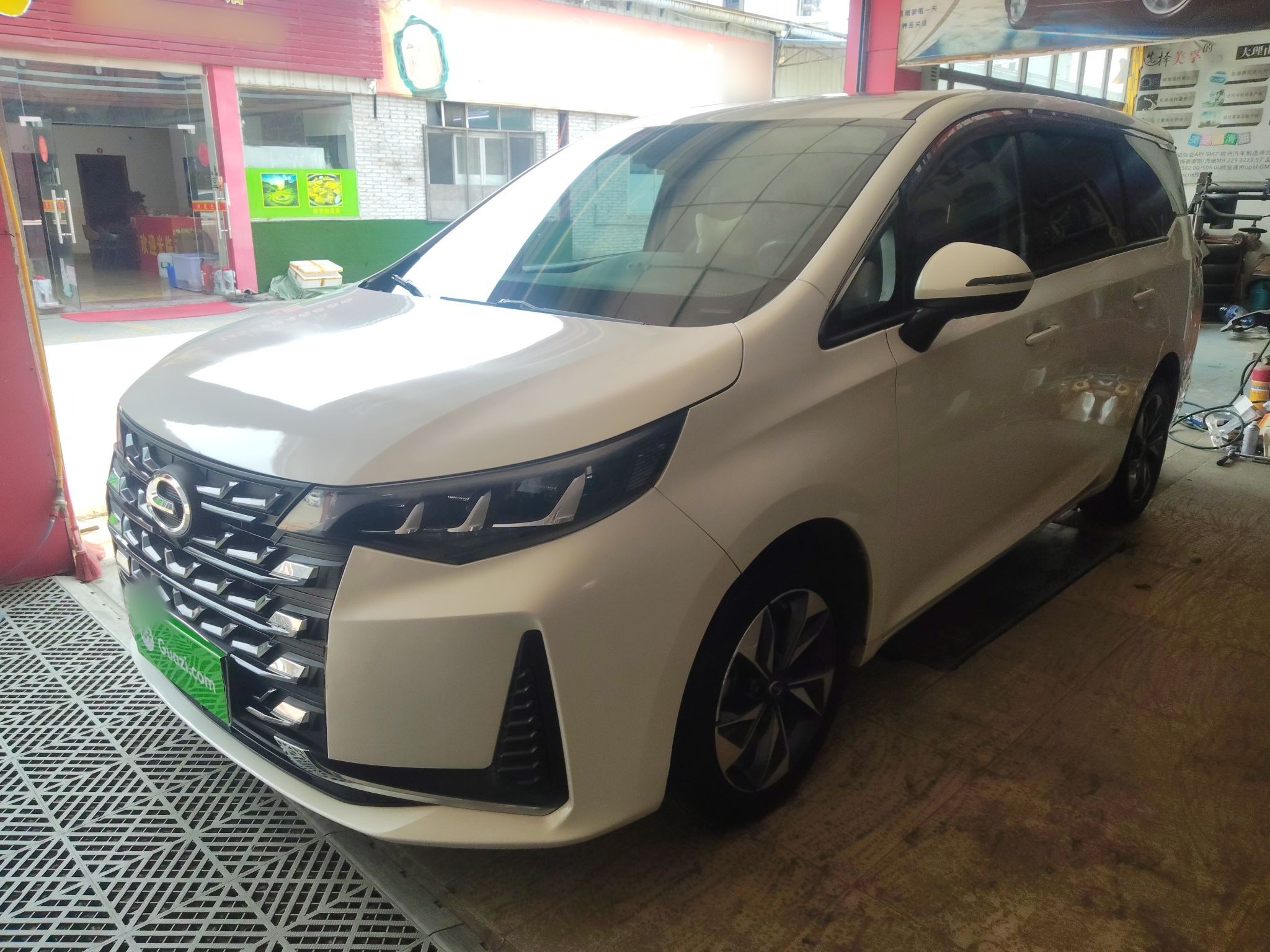 Под передней частью автомобиля