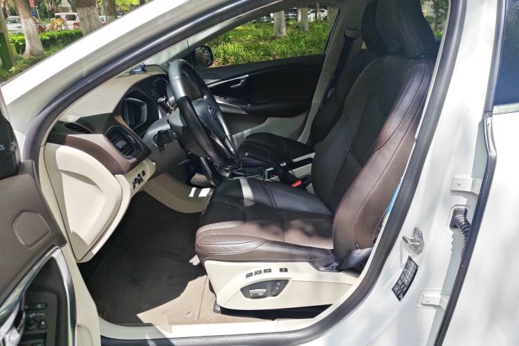 Used Volvo V40 2013 2.0T Zhiya Edition
