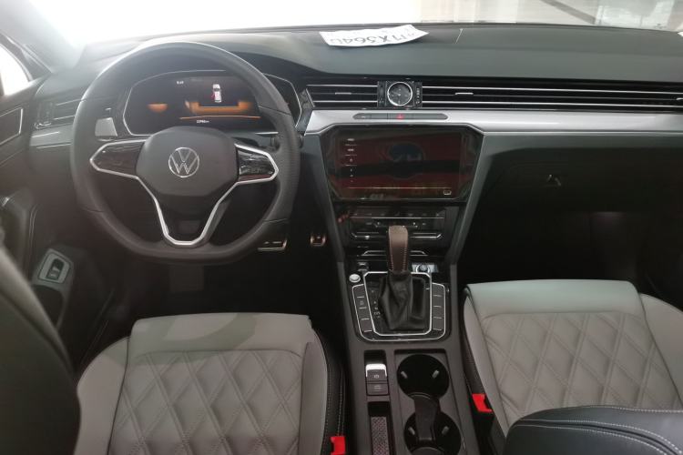 Used Volkswagen Magotan 2023 2 Million Units Limited Edition 330TSI DSG Leading Version Center Console