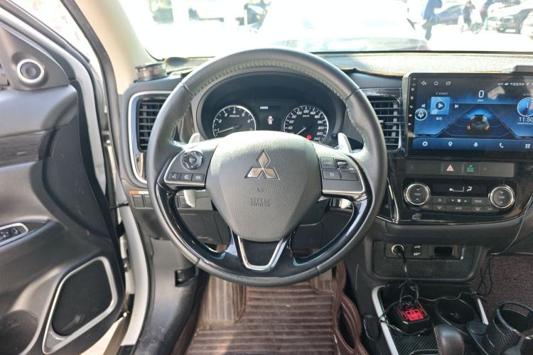 Used Mitsubishi Outlander 2020 2.4L 4x4 Zhi Xiang Edition 5 Seats Steering Wheel
