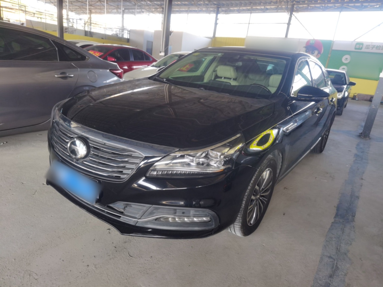 تحت مقدمة السيارة