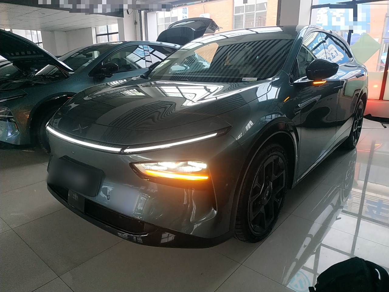 تحت مقدمة السيارة