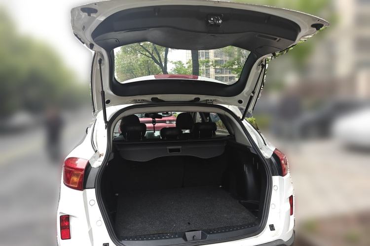 Used Bestune X80 2016 2.0L automatic Comfort trim level Trunk