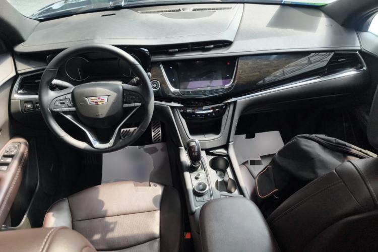 Used Cadillac XT6 2022 2.0T Six-Seater Two-Wheel-Drive Luxury Version Center Console