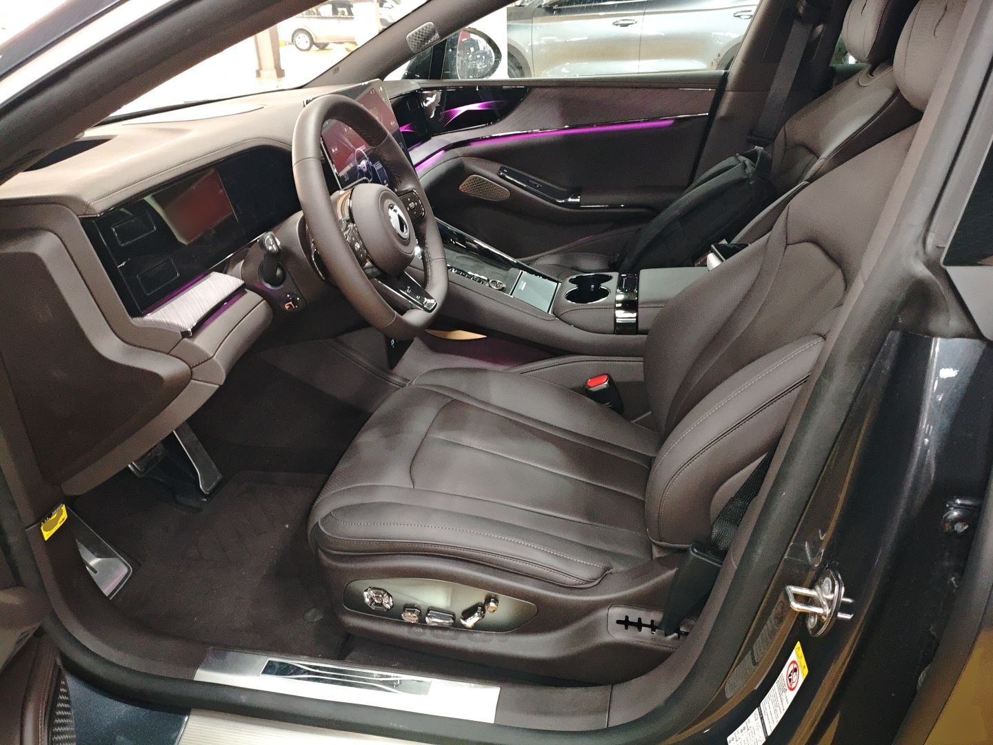 Переднее сиденье в автомобиле