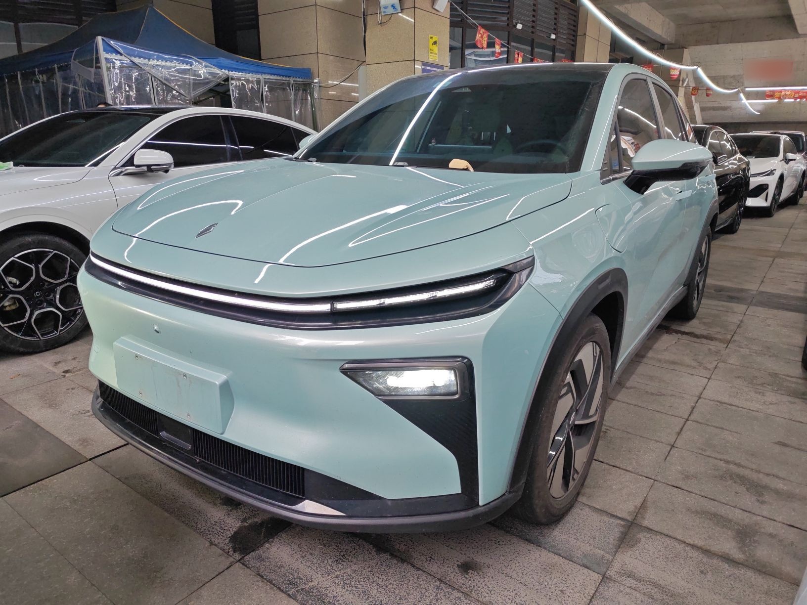 Под передней частью автомобиля