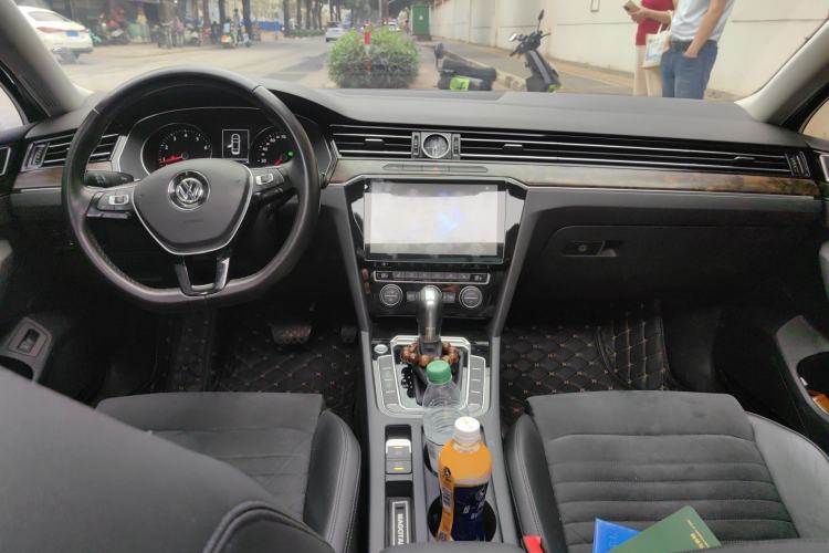 Used Volkswagen Magotan 2017 330TSI DSG Luxury Model Center Console