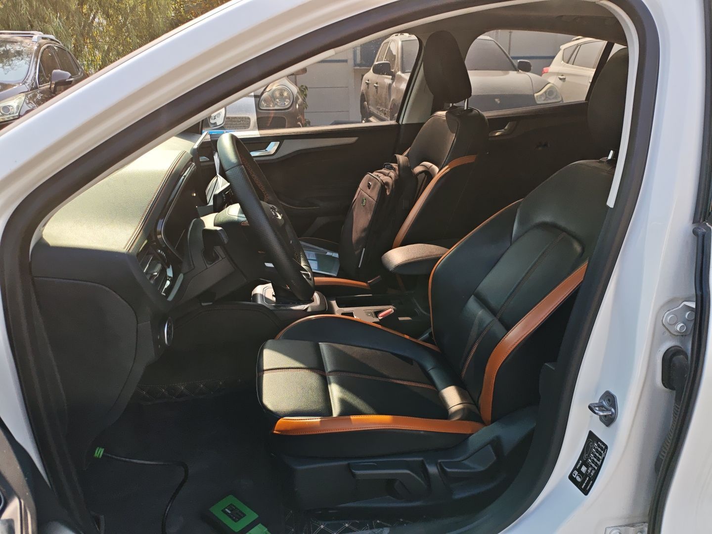 المقاعد الأمامية داخل السيارة