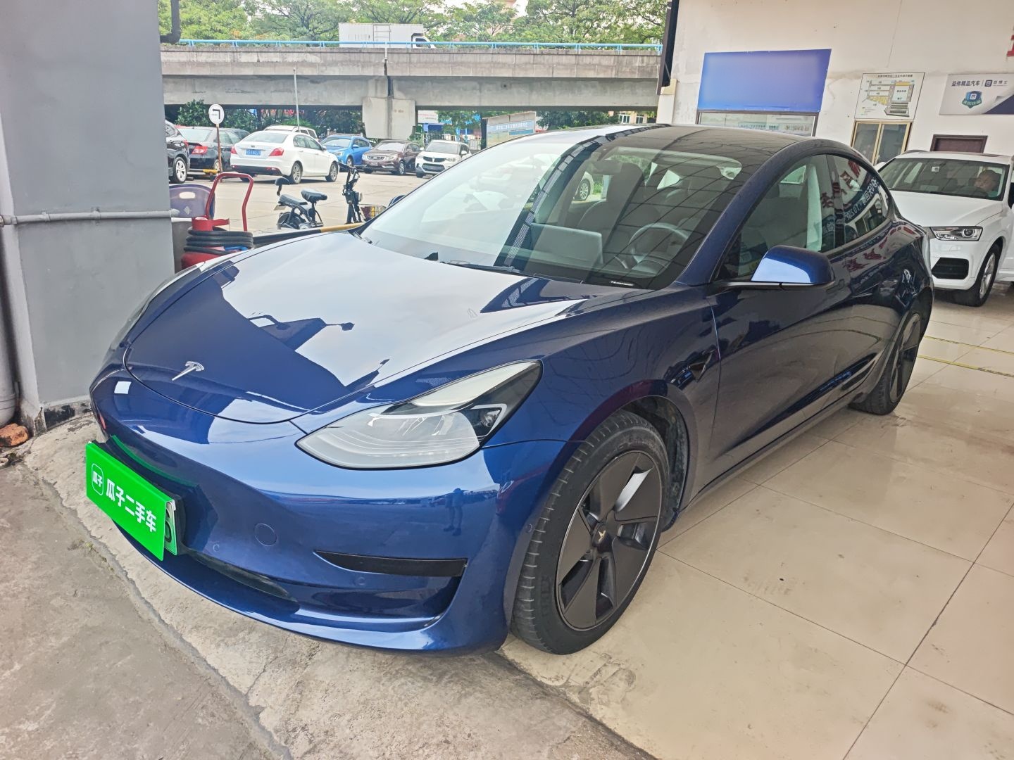 Под передней частью автомобиля