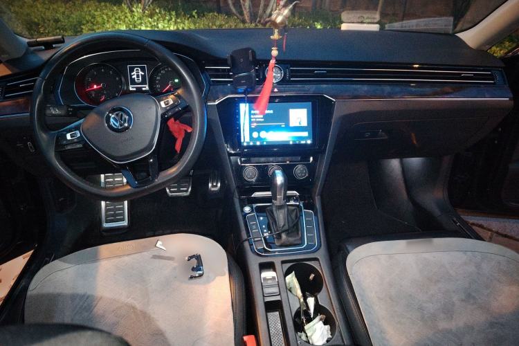 Used Volkswagen Magotan 2019 330TSI DSG Leading Model China VI Standard Center Console