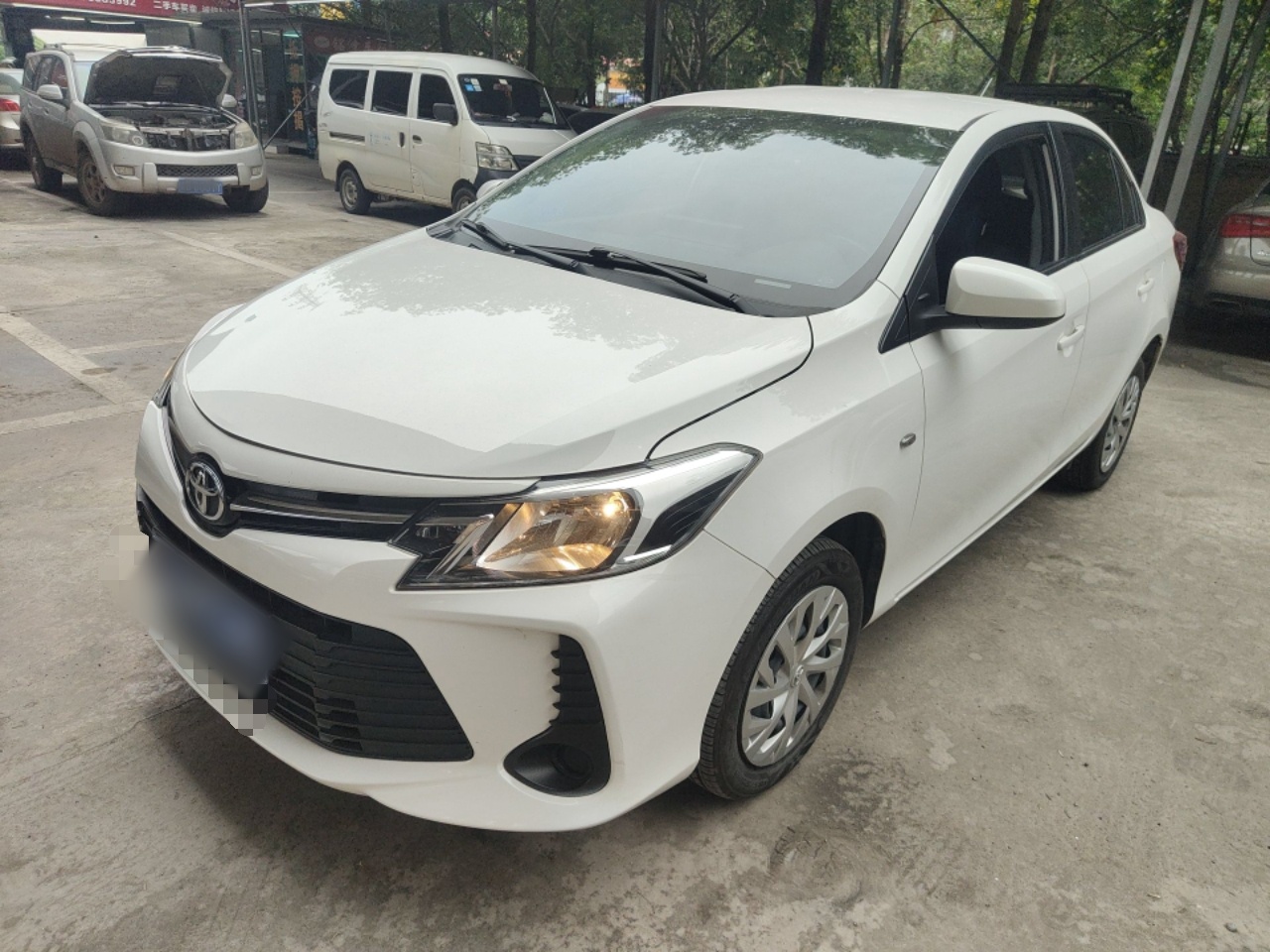 Под передней частью автомобиля