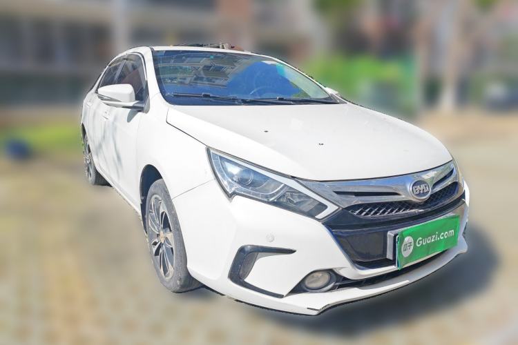 Used BYD Qin New Energy 2015 1.5T Dual-Crown Flagship Plus Edition Front Right 45 Deg