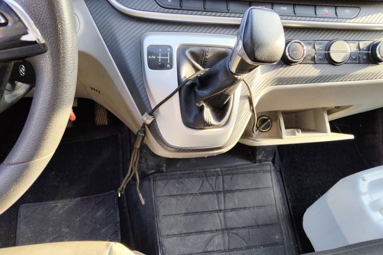 Used SAIC MAXUS Xintu V90 2020 2.0T AMT Yunjie Edition Front-Wheel Drive Rear Single Tire Short Wheelbase Mid-Height 6-Seater