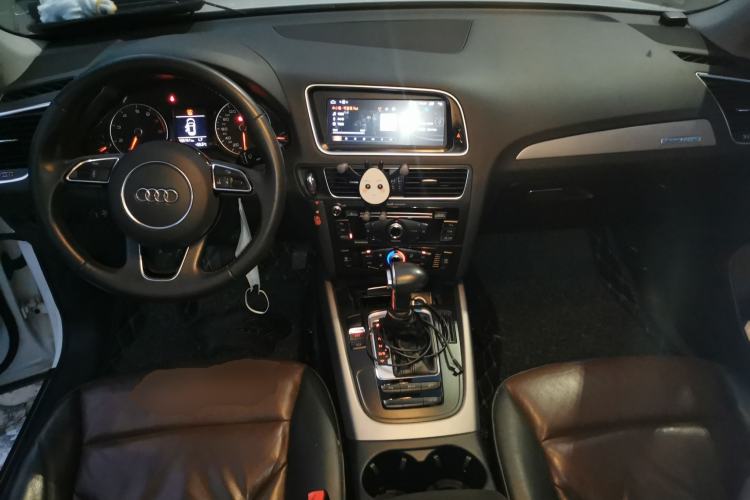 Used Audi Q5 2018 Collector's Edition 40 TFSI Ambition Model Center Console