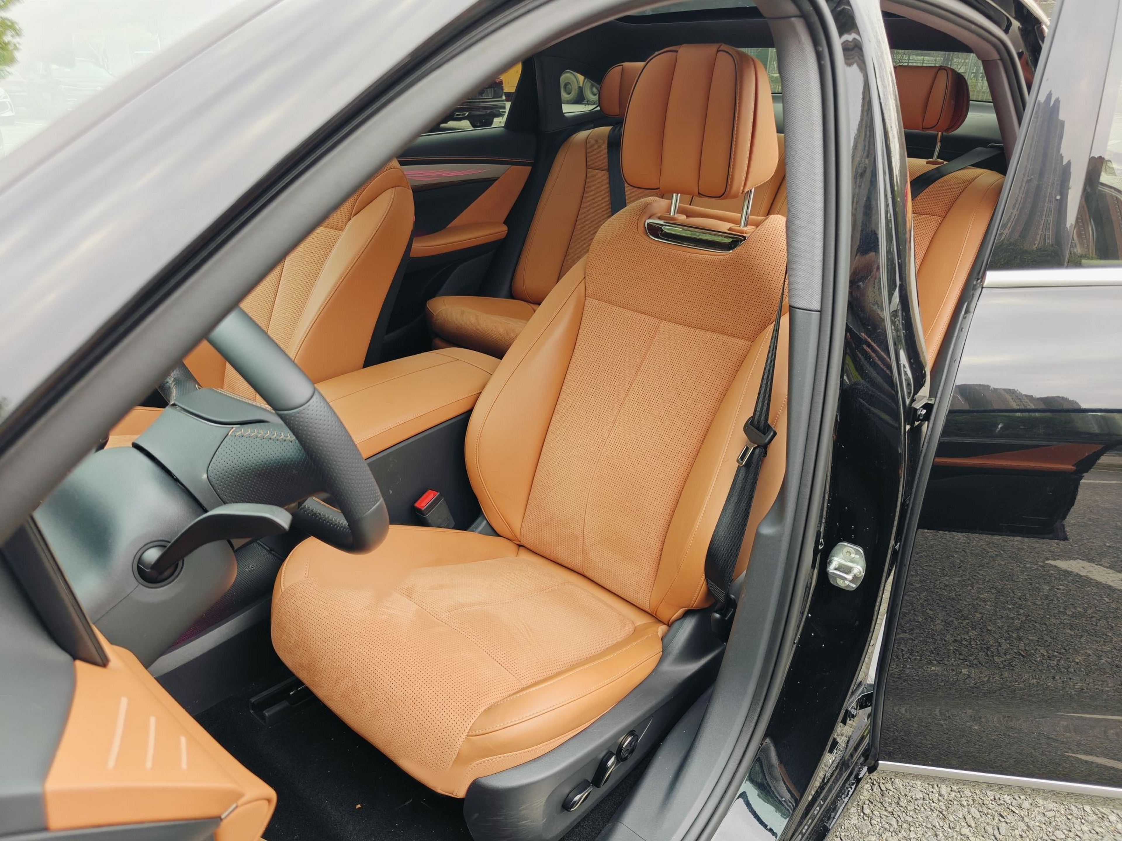 Переднее сиденье в автомобиле