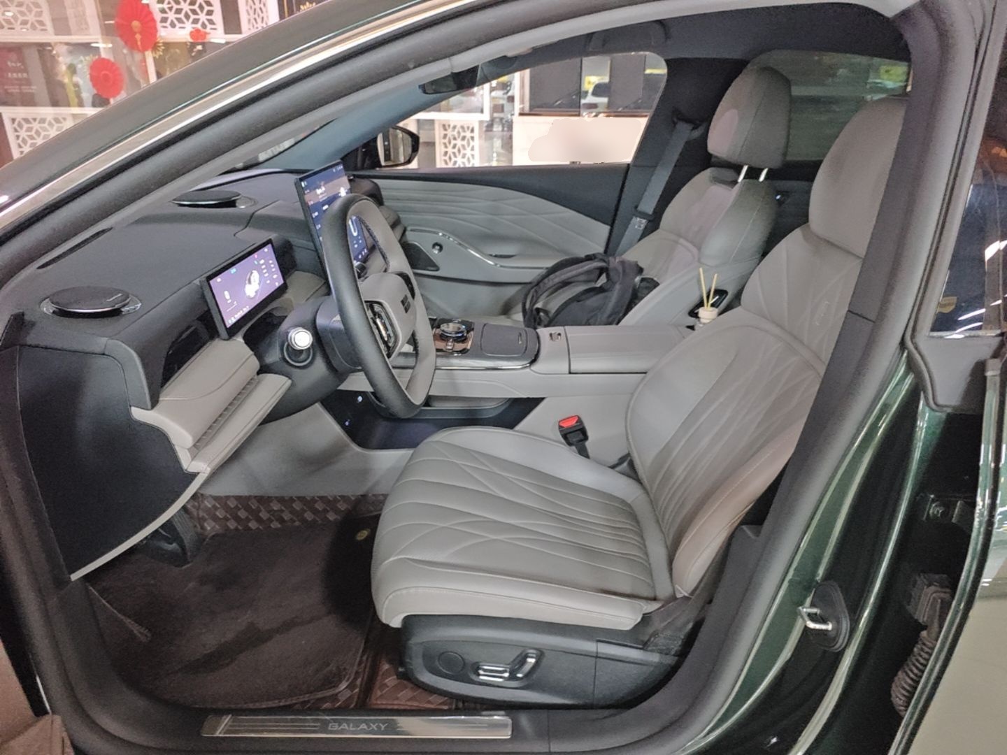 Geely Galaxy 8 2025 130km EM-i Deluxe Edition — снимка 17