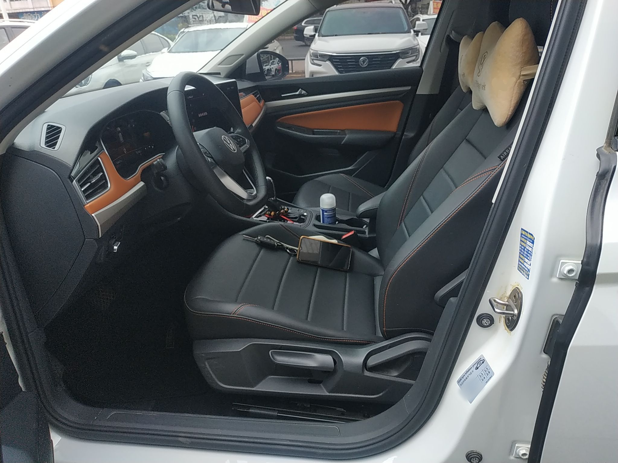 المقاعد الأمامية داخل السيارة