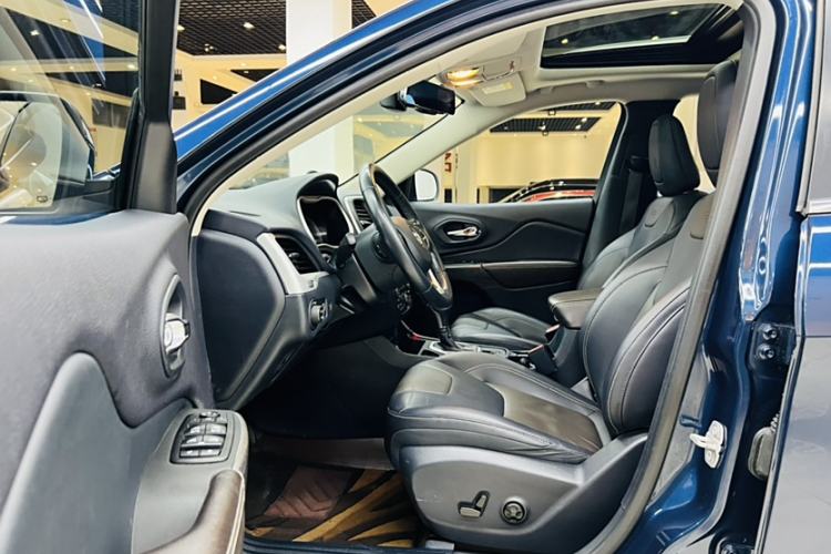 Used Jeep Cherokee 2020 2.0L Two-Wheel Drive Classic Sports Edition