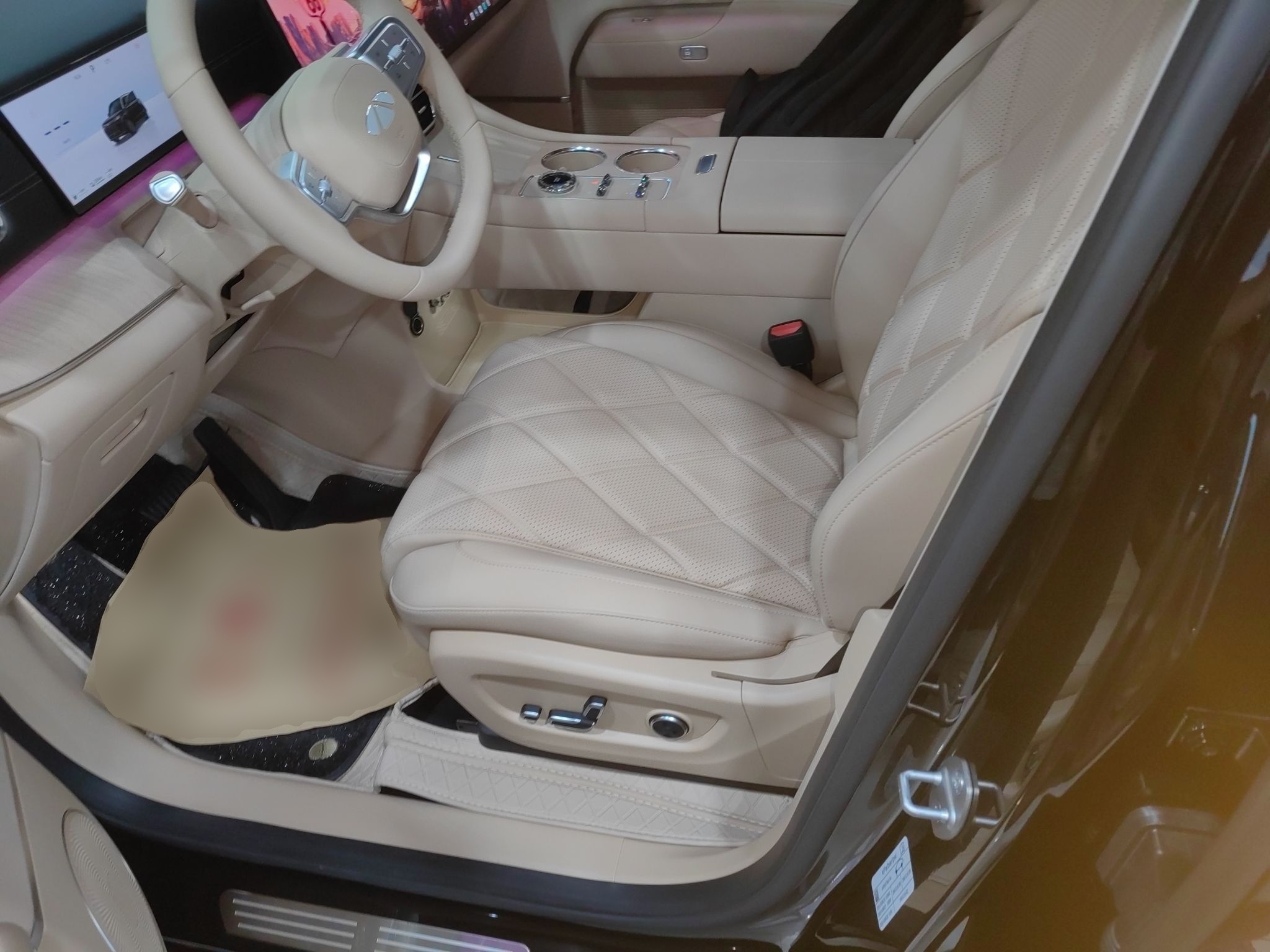 المقاعد الأمامية داخل السيارة