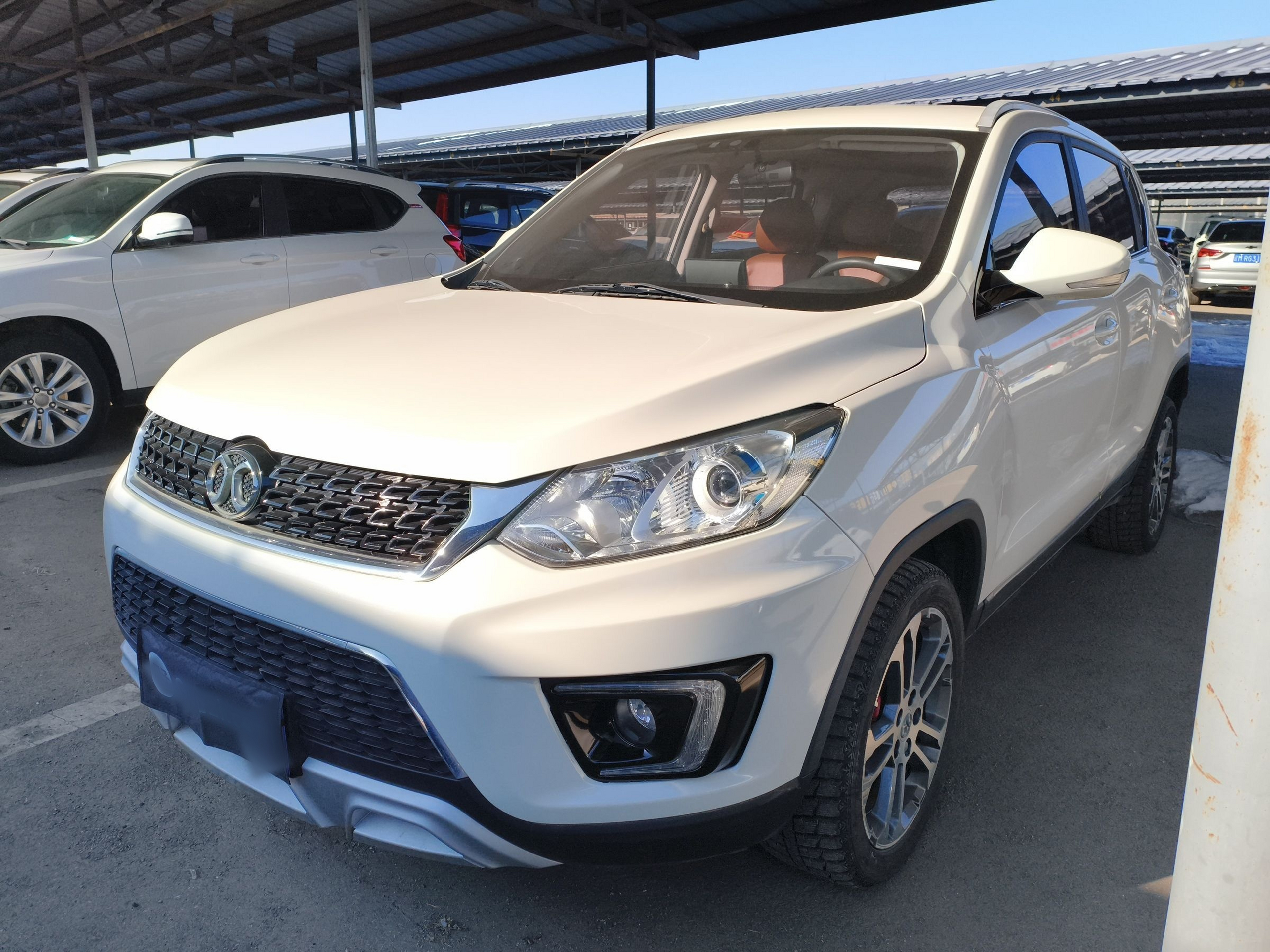 Под передней частью автомобиля