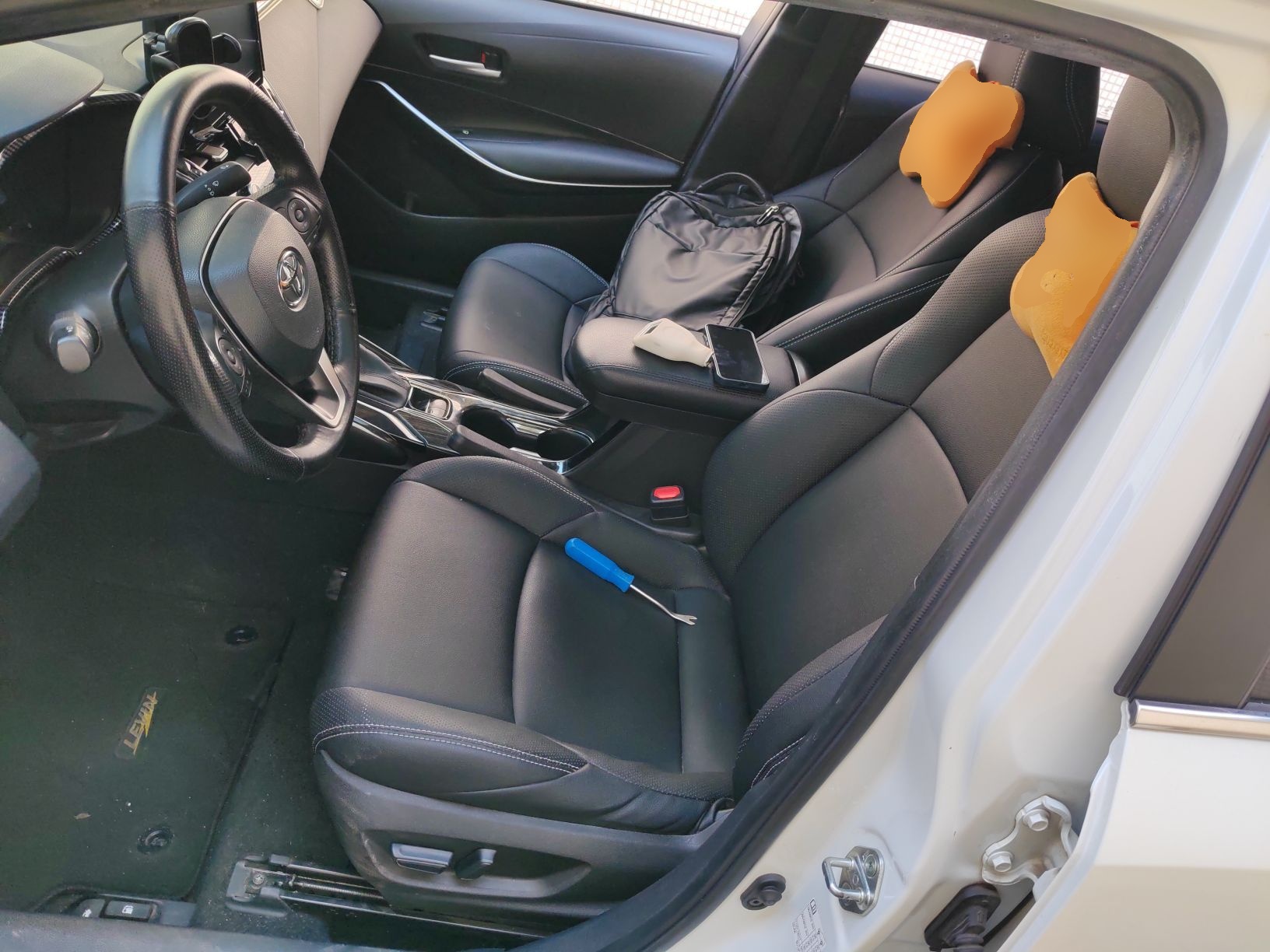 المقاعد الأمامية داخل السيارة