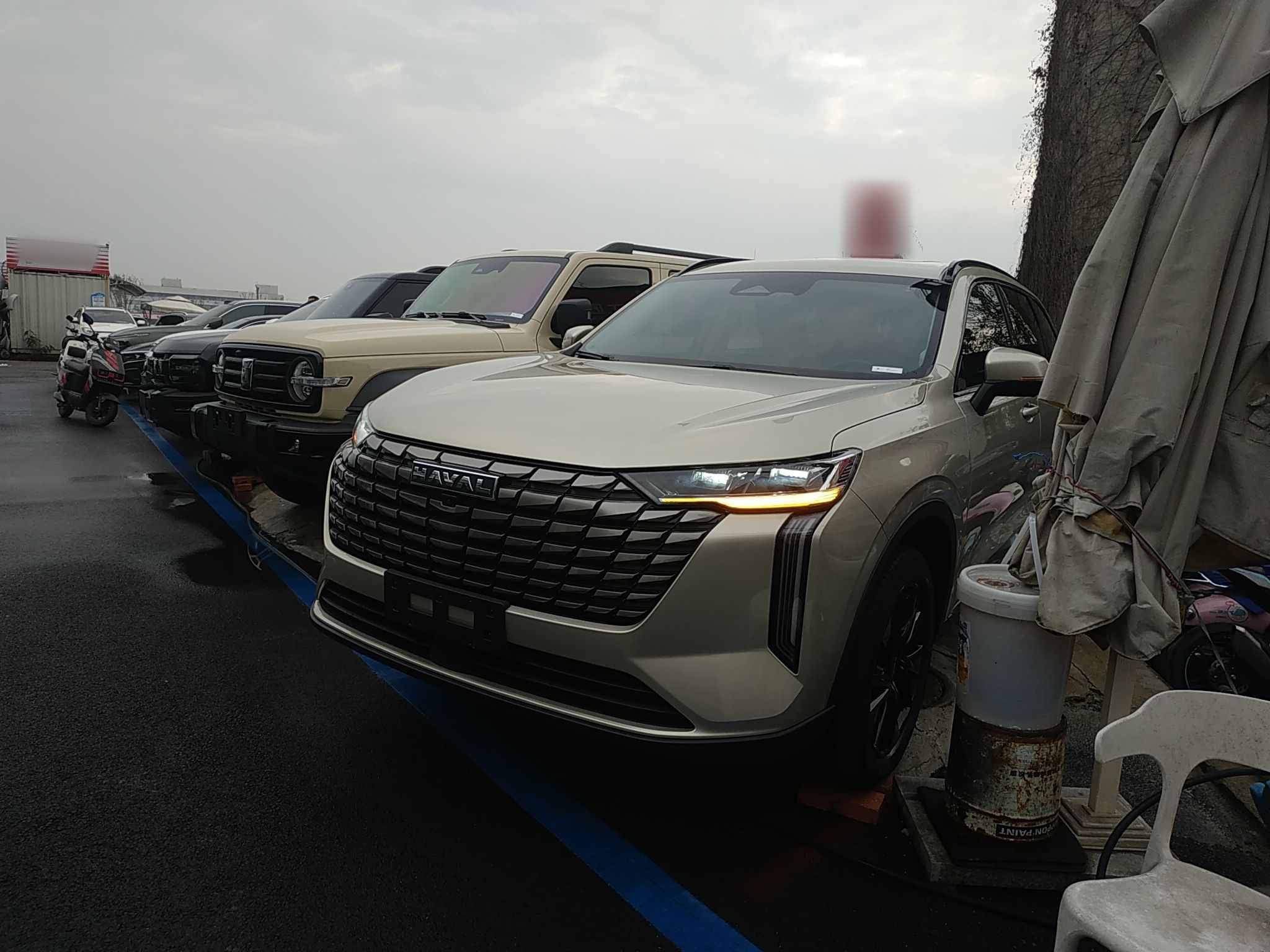 تحت مقدمة السيارة