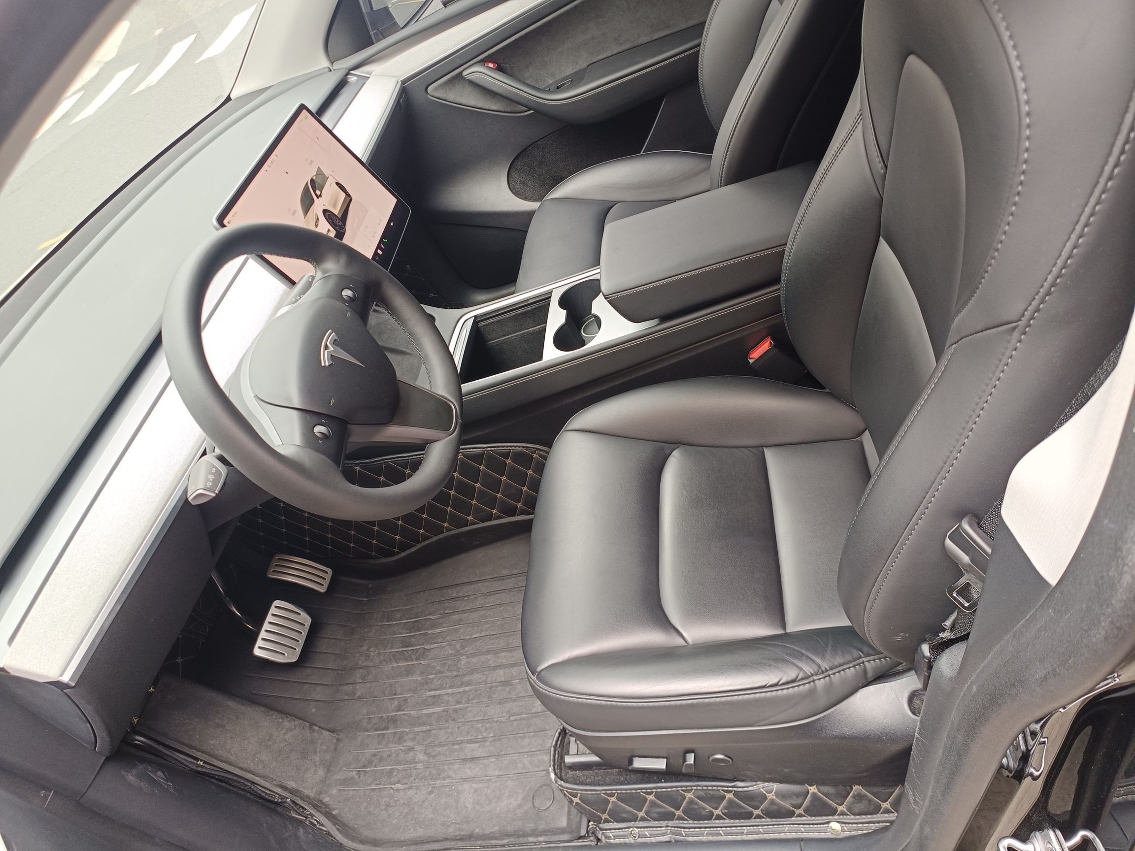 المقاعد الأمامية داخل السيارة