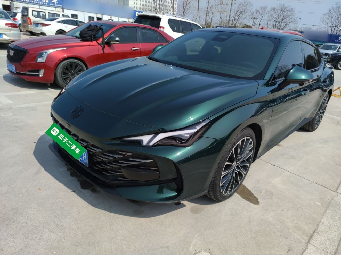 تحت مقدمة السيارة