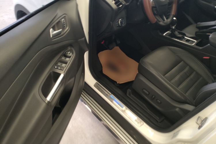 Used Ford Kuga 2017 EcoBoost 180 Two-Wheel-Drive Luxury Wing Edition Driver Seat