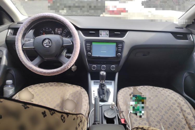 Used Skoda Octavia 2016 1.6L Automatic Chuanxing Edition Center Console