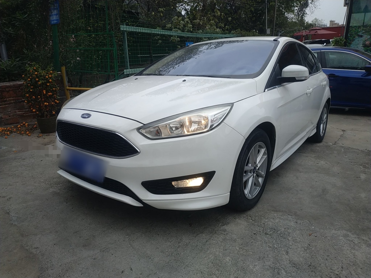 تحت مقدمة السيارة