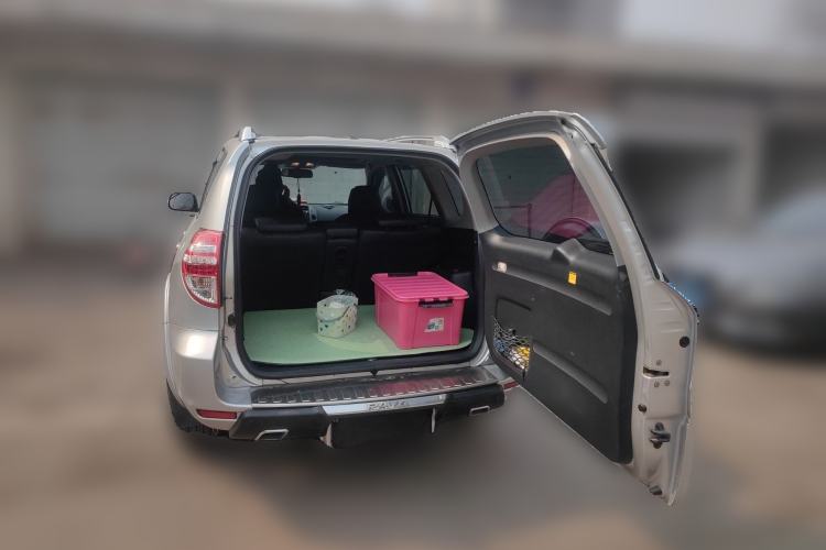 Used Toyota RAV4 2012 Luxurious 2.4L Automatic 4x4 with Stylish Features