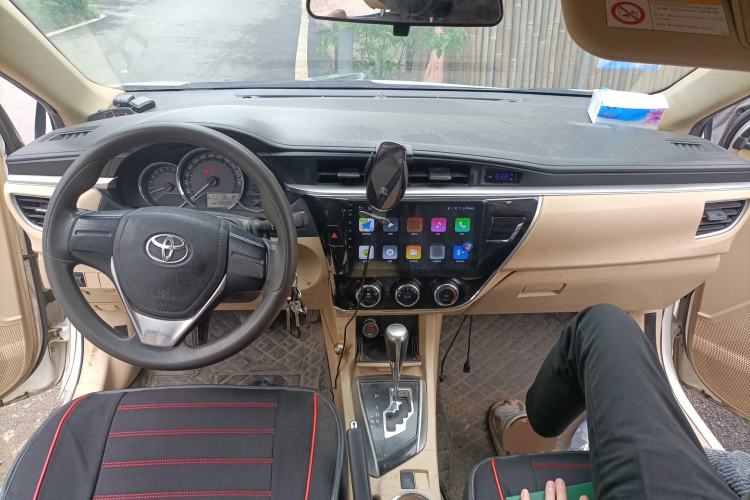 Used Toyota Corolla 2014 1.6L CVT GL Center Console