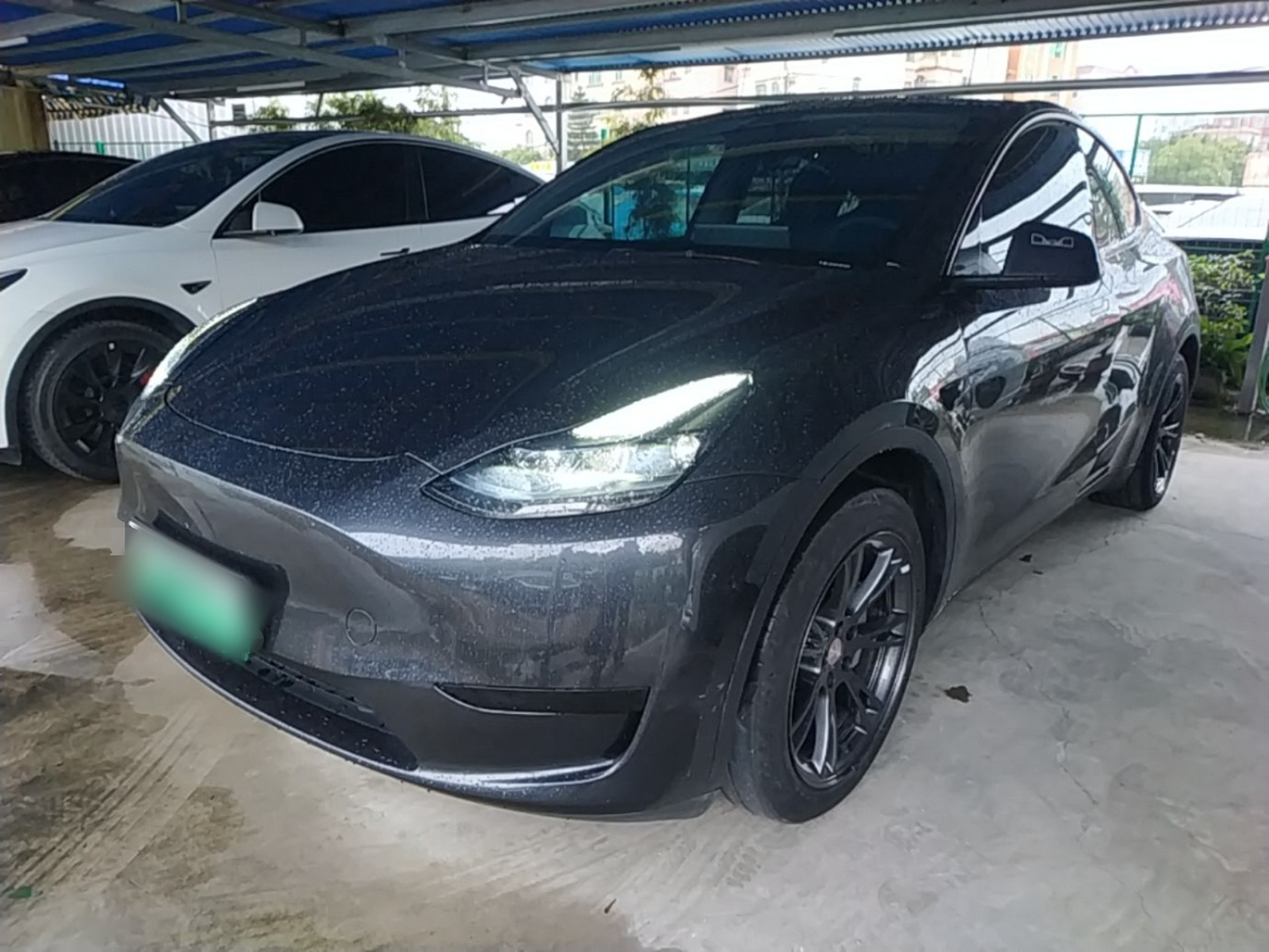 Под передней частью автомобиля