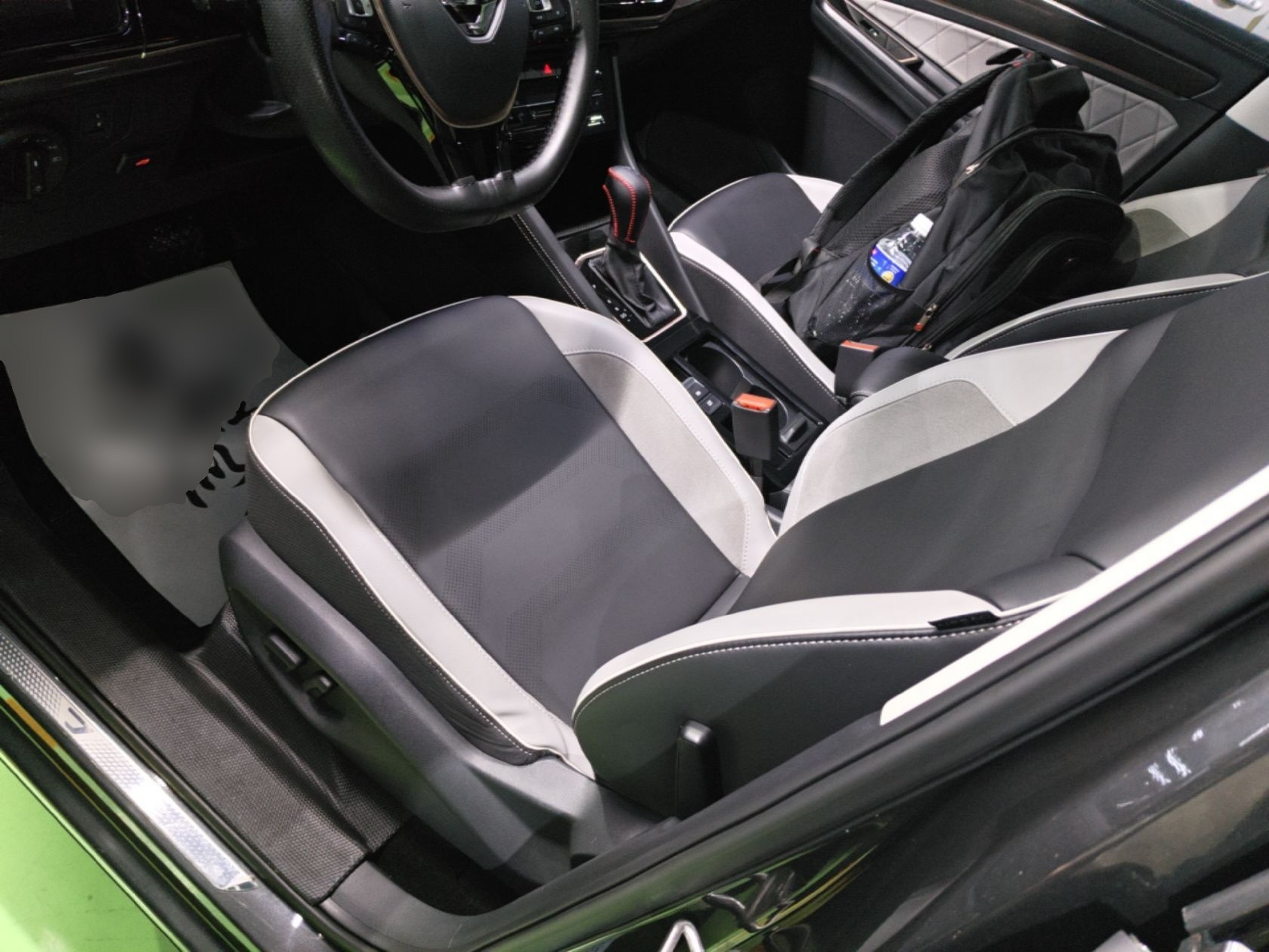 Vordere Reihe im Auto