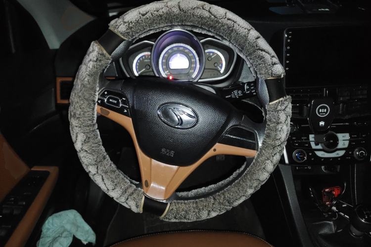 Used Soueast V6 Lingshi 2014 1.5L Manual Luxury Edition for Women
