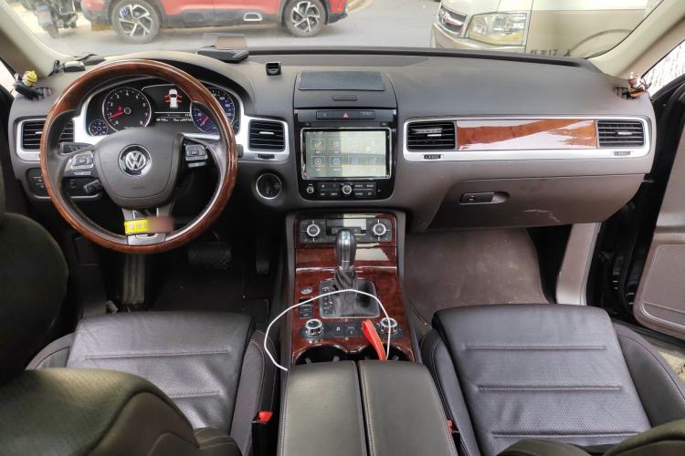 Used Volkswagen Touareg 2011 3.0 TSI High-End Version Center Console