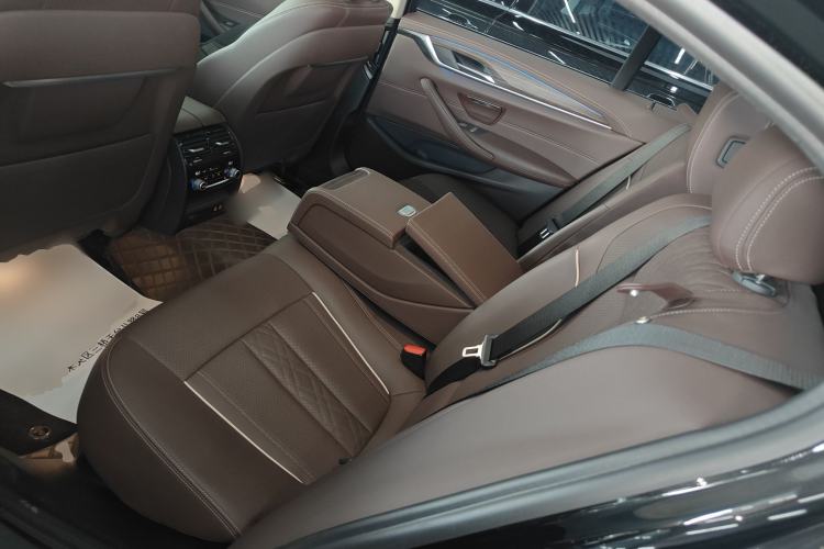 Used BMW 5 Series New Energy 2021 535Le Luxury Package Left Rear Seat