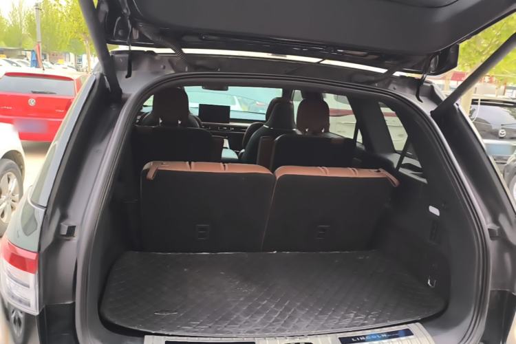 Used Lincoln Aviator 2020 3.0T V6 All-Wheel Drive Executive Version Trunk