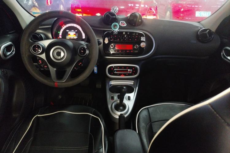 Used smart forfour 2016 1.0L 52 kW Passion Edition Center Console