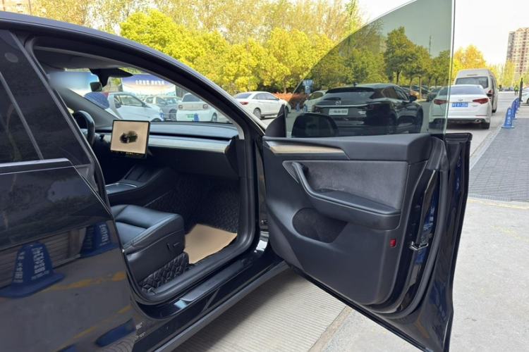 Used Tesla Model Y 2022 Rear-Wheel-Drive Version Interior 7