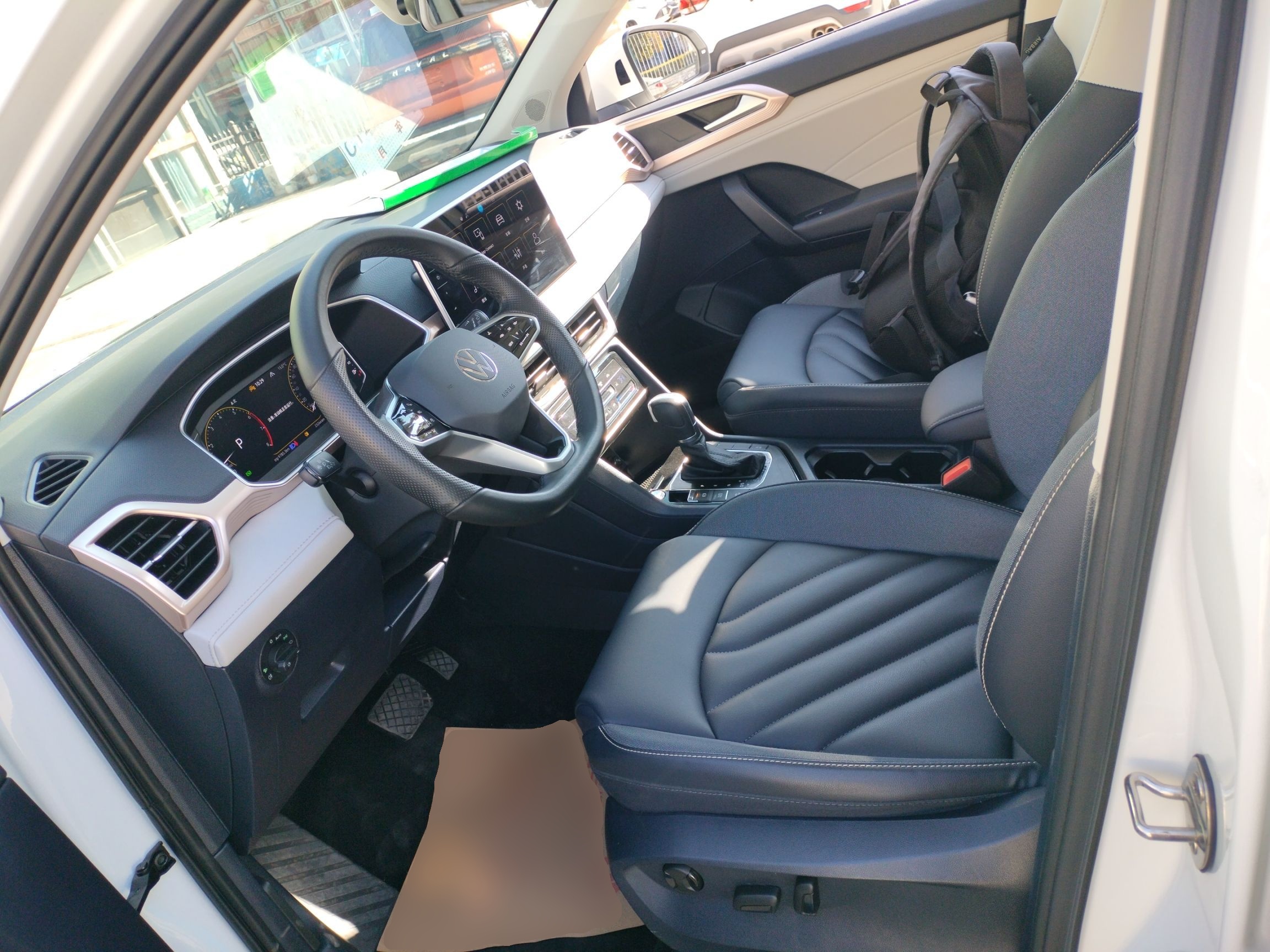 Переднее сиденье в автомобиле