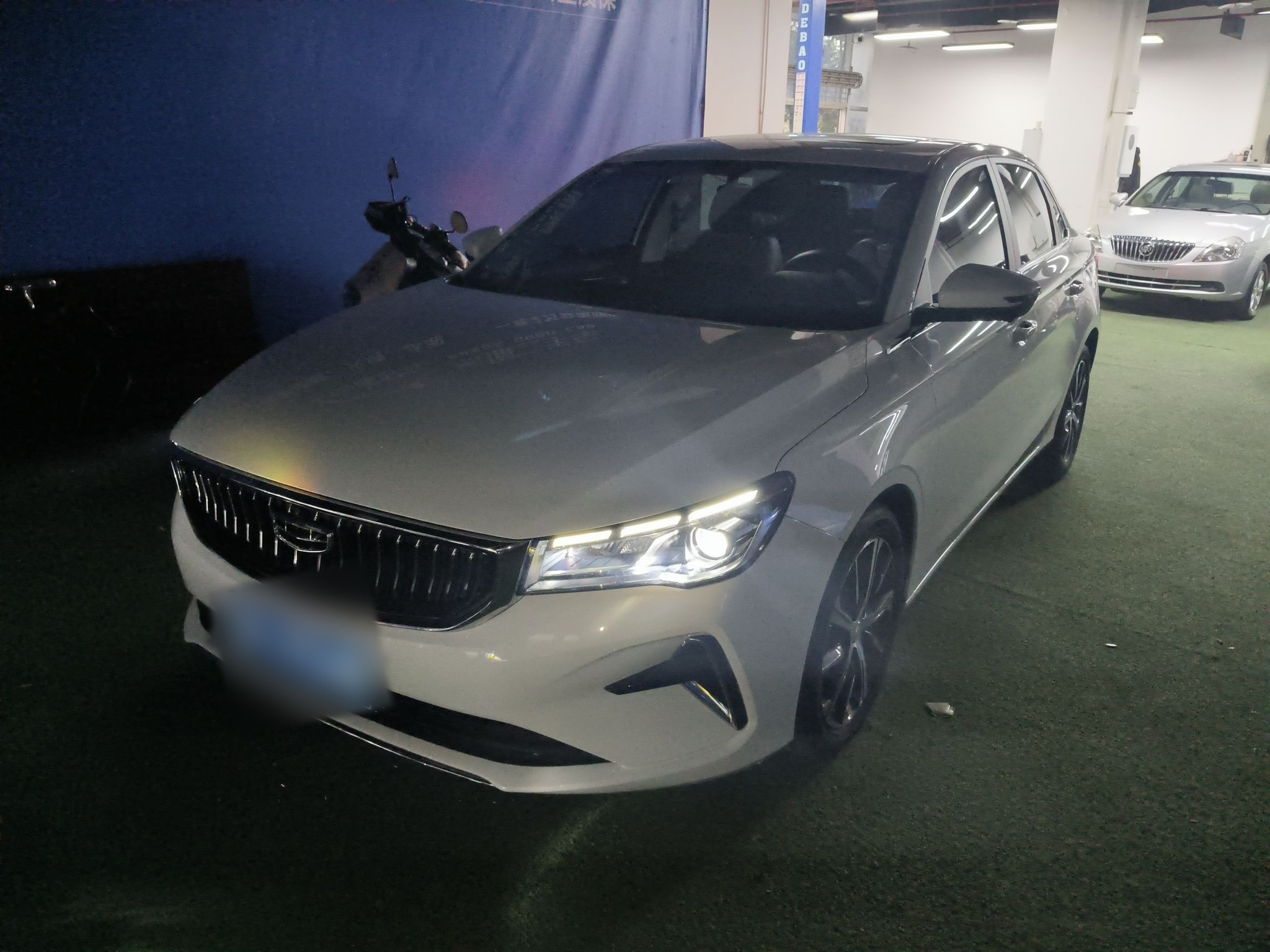 تحت مقدمة السيارة