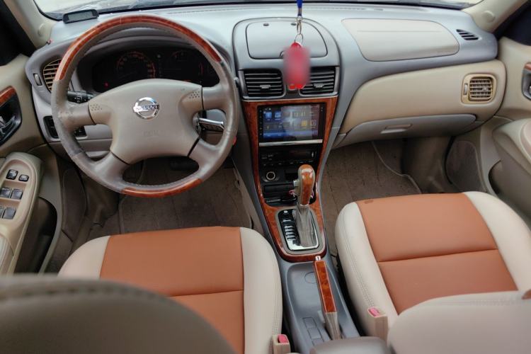 Used Nissan Lannia 2004 Zhizun 2.0L Automatic Comfort Model Center Console