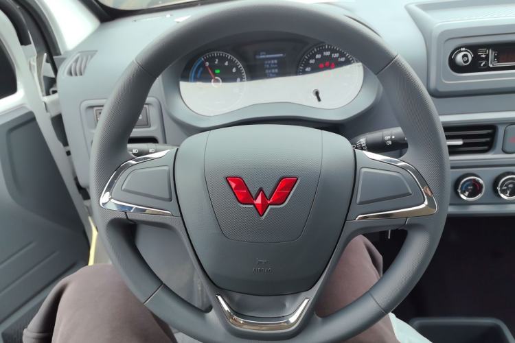 Used Wuling Yangguang 2024 300KM Comfort Version Passenger Van 75kW